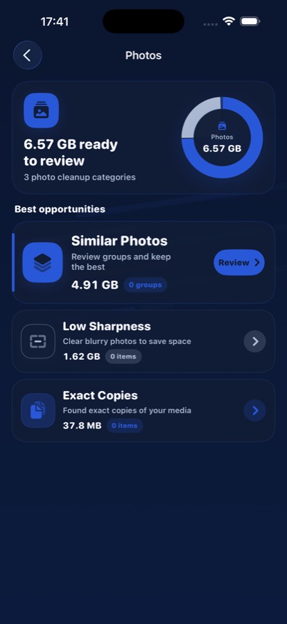 Storage Cleaner duplicate photo and similar photo review screen on iPhone